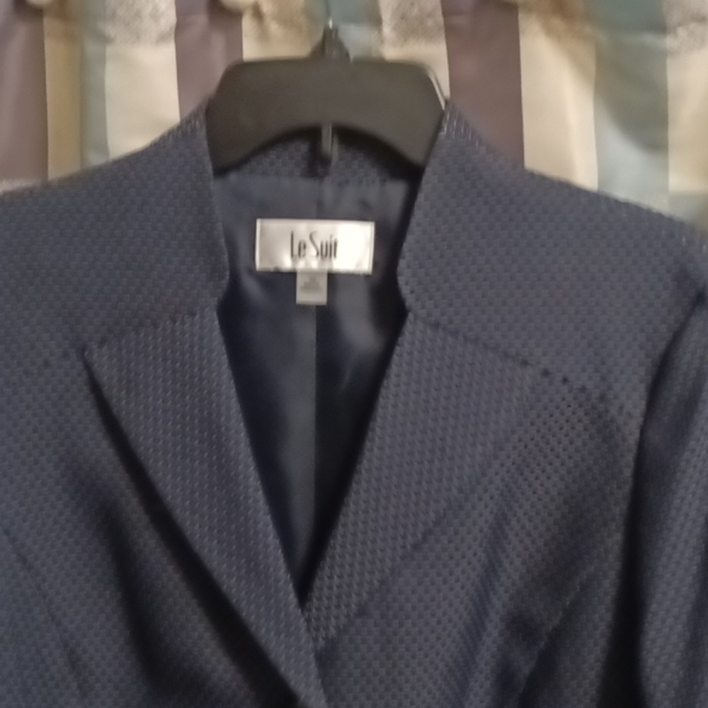 FINAL PRICE NWT Le Suit poly/viscose blend navy 2-pc seamed skirt suit